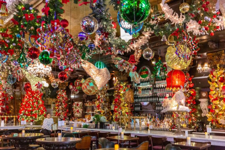 10 BEST Christmas-Decorated Restaurants in New York City
