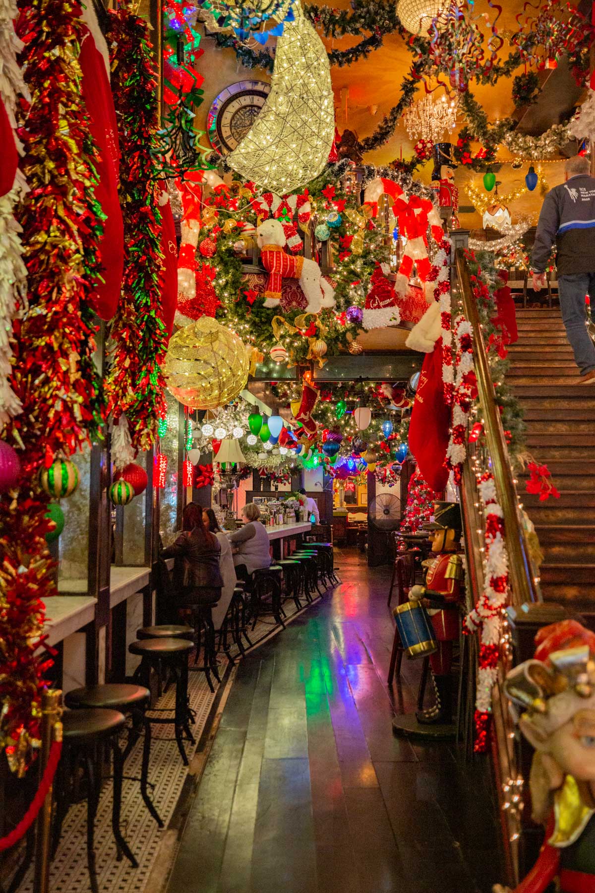 10 BEST Christmas-Decorated Restaurants in New York City