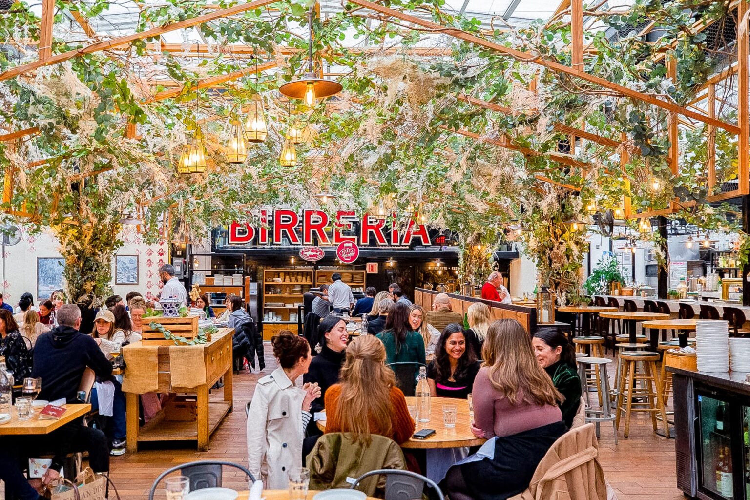 10 BEST Christmas-Decorated Restaurants in New York City