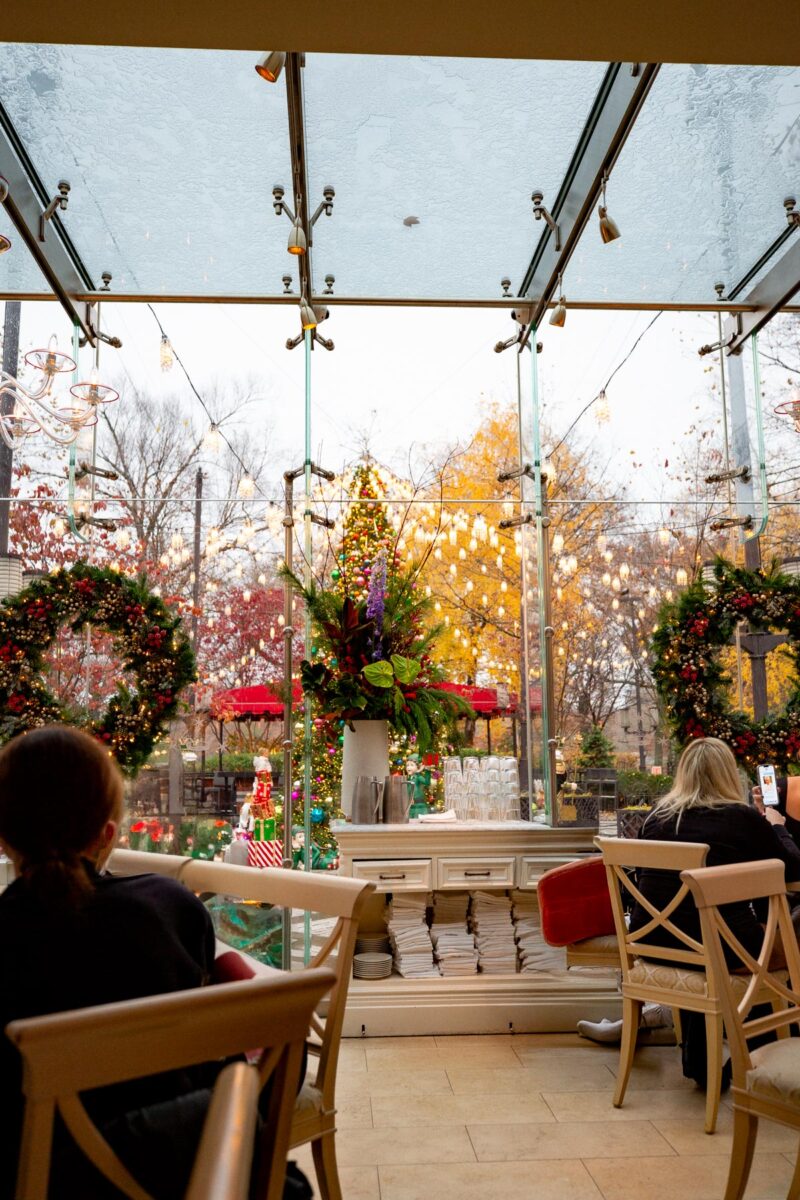 10 BEST Christmas-Decorated Restaurants in New York City
